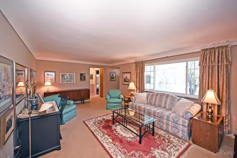Living - 9876 Lorelei Dr, Cincinnati, OH 45231 photo 3 of 7