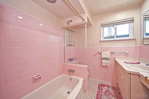 Bath - 9876 Lorelei Dr, Cincinnati, OH 45231 photo 3 of 6