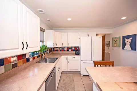 Kitchen - 9876 Lorelei Dr, Cincinnati, OH 45231 photo 3 of 5
