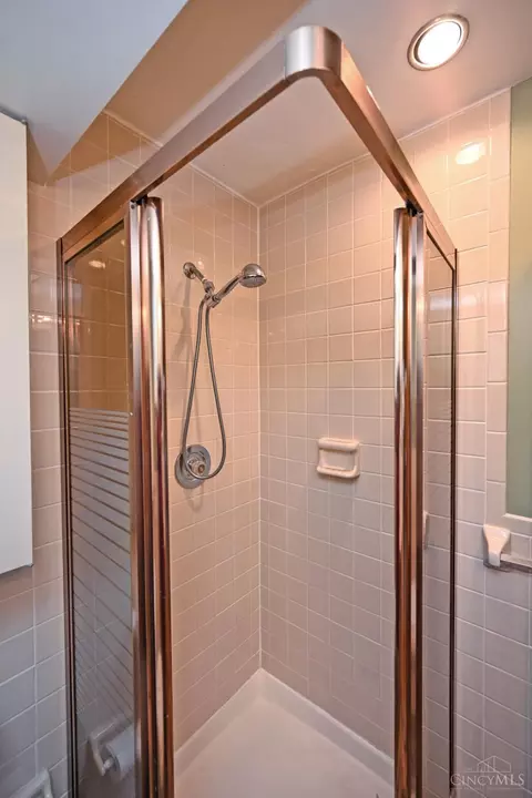 Bath - 9876 Lorelei Dr, Cincinnati, OH 45231 photo 2 of 6