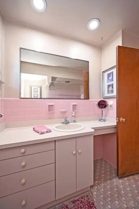 Bath - 9876 Lorelei Dr, Cincinnati, OH 45231 photo 4 of 6