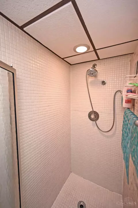 Bath - 9876 Lorelei Dr, Cincinnati, OH 45231 photo 6 of 6