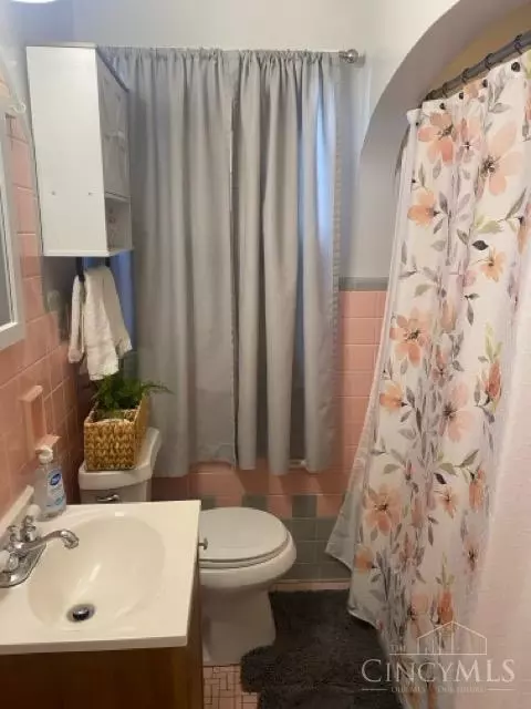 Bath - 1231 Ridlen Ave, Cincinnati, OH 45205 photo 1 of 3