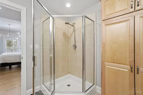 Bath - 2235 Riverside Dr, Cincinnati, OH 45202 photo 3 of 6