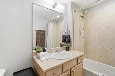 Bath - 2235 Riverside Dr, Cincinnati, OH 45202 photo 6 of 6