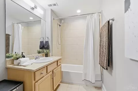 Bath - 2235 Riverside Dr, Cincinnati, OH 45202 photo 5 of 6