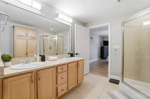 Bath - 2235 Riverside Dr, Cincinnati, OH 45202 photo 2 of 6