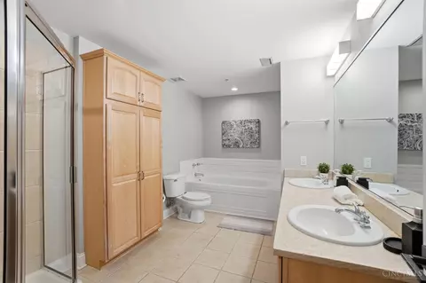 Bath - 2235 Riverside Dr, Cincinnati, OH 45202 photo 1 of 6