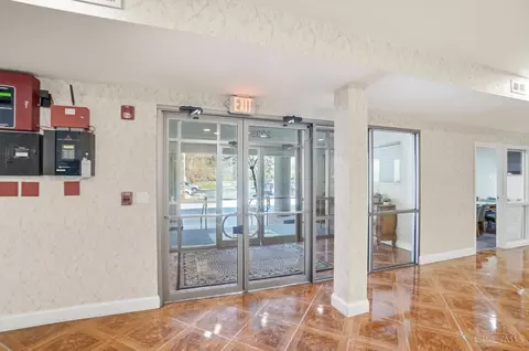 Entry Way - 2235 Riverside Dr, Cincinnati, OH 45202 photo 2 of 7
