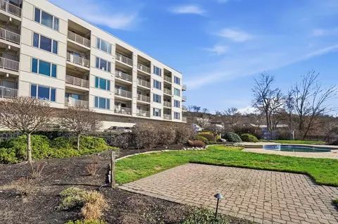 Exterior - 2235 Riverside Dr, Cincinnati, OH 45202 photo 8 of 12