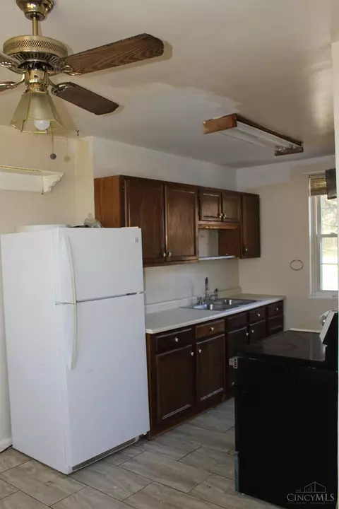 Kitchen - 5 Belknap Pl, Greenhills, OH 45218 photo 3 of 4
