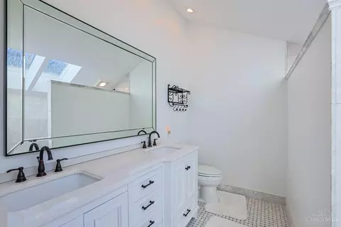Bath - 14 Spring Knoll Dr, Mariemont, OH 45227 photo 2 of 5