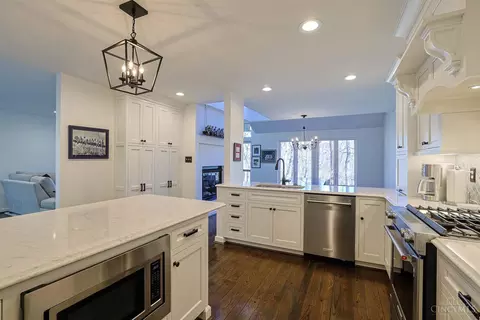 Kitchen - 14 Spring Knoll Dr, Mariemont, OH 45227 photo 2 of 4