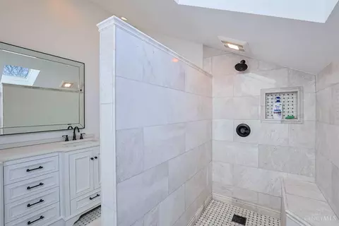 Bath - 14 Spring Knoll Dr, Mariemont, OH 45227 photo 3 of 5