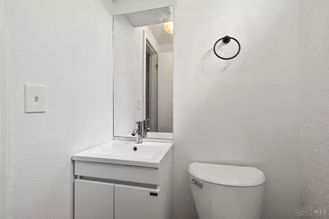 Bath - 2133 Ronaldson Ave, Cincinnati, OH 45230 photo 4 of 4