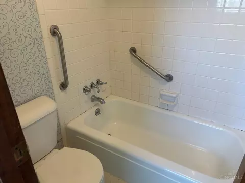Bath - 1944 Creswell Dr, Cincinnati, OH 45240 photo 1 of 4