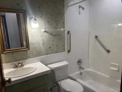Bath - 1944 Creswell Dr, Cincinnati, OH 45240 photo 3 of 4