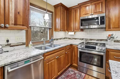 Kitchen - 3852 Deerpath Ln, Cincinnati, OH 45248 photo 4 of 6