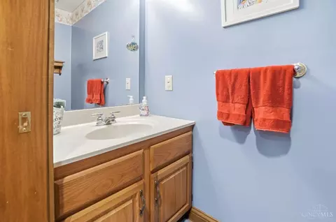 Bath - 3852 Deerpath Ln, Cincinnati, OH 45248 photo 2 of 7