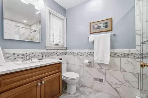 Bath - 3852 Deerpath Ln, Cincinnati, OH 45248 photo 4 of 7