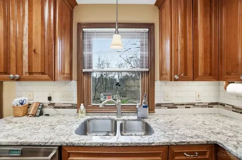 Kitchen - 3852 Deerpath Ln, Cincinnati, OH 45248 photo 5 of 6