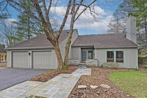 9031 Winthrop Dr, Montgomery, OH 45249