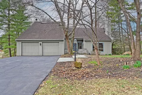 9031 Winthrop Dr, Montgomery, OH 45249 photo 2