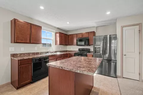 Kitchen - 4798 Sullivans Ridge Dr, Morrow, OH 45152 photo 2 of 3