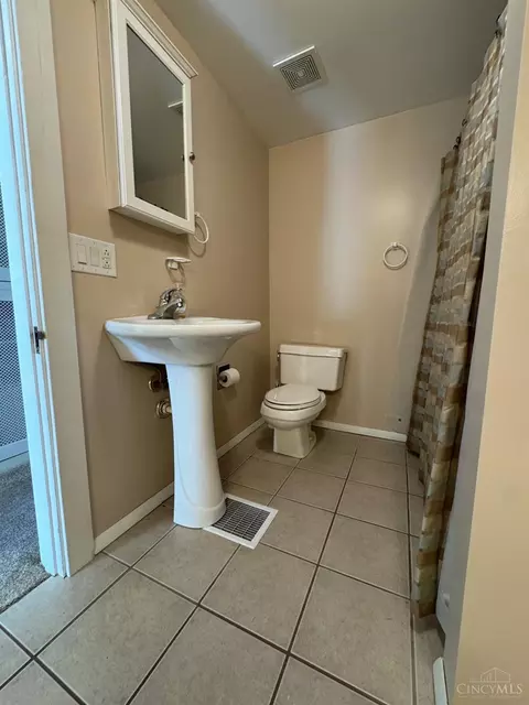 Bath - 1288 Southlyn Dr, Kettering, OH 45409 photo 2 of 3