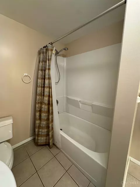 Bath - 1288 Southlyn Dr, Kettering, OH 45409 photo 1 of 3