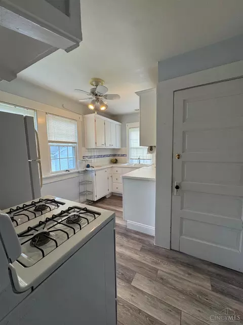 Kitchen - 1288 Southlyn Dr, Kettering, OH 45409 photo 2 of 7