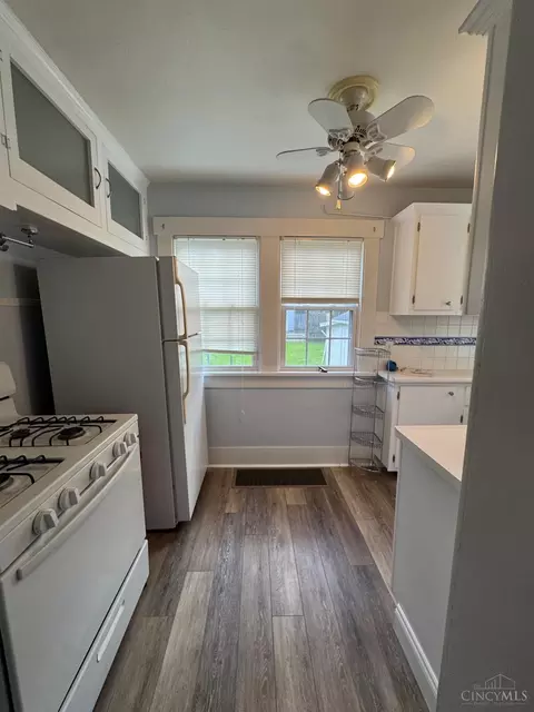 Kitchen - 1288 Southlyn Dr, Kettering, OH 45409 photo 6 of 7