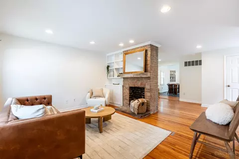 Living - 463 Stanley Ave, Cincinnati, OH 45226 photo 1 of 4