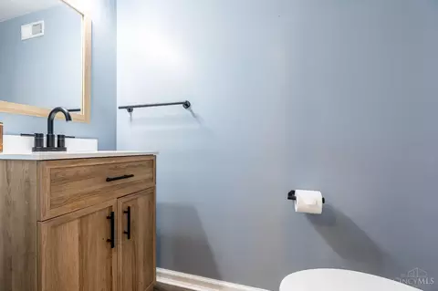 Bath - 463 Stanley Ave, Cincinnati, OH 45226 photo 1 of 3