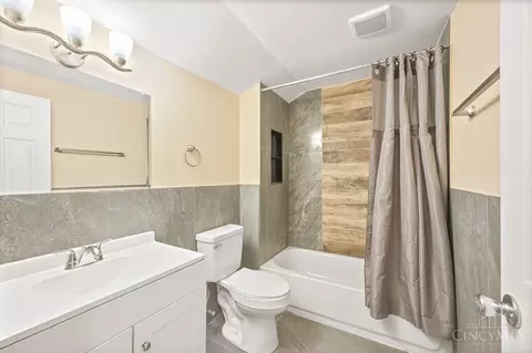 Bath - 3565 Harvey Ave, Cincinnati, OH 45229 photo 1 of 3
