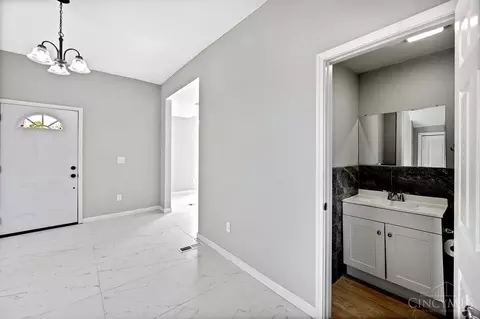 Entry Way - 3565 Harvey Ave, Cincinnati, OH 45229 photo 6 of 7