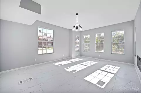 Living - 3565 Harvey Ave, Cincinnati, OH 45229 photo 3 of 4