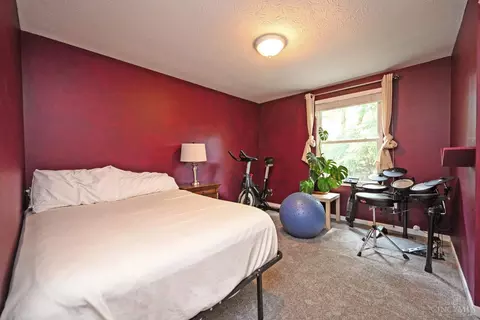 Bedroom - 2590 Hunt Rd, Reading, OH 45236 photo 4 of 5