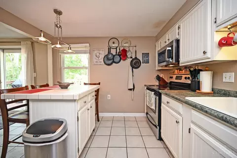 Kitchen - 2590 Hunt Rd, Reading, OH 45236 photo 4 of 6