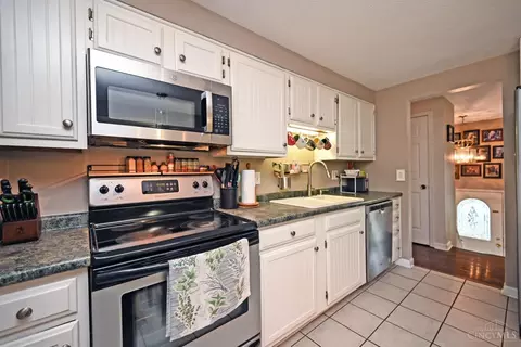 Kitchen - 2590 Hunt Rd, Reading, OH 45236 photo 3 of 6
