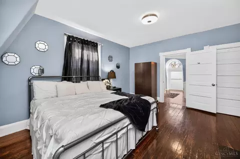 Bedroom - 922 Summit Ave, Cincinnati, OH 45204 photo 4 of 8