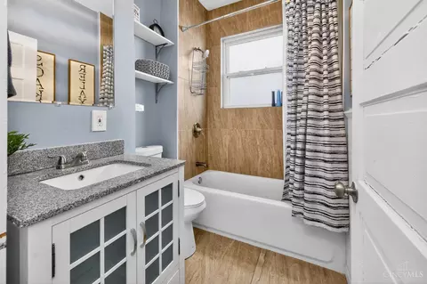 Bath - 922 Summit Ave, Cincinnati, OH 45204 photo 2 of 3