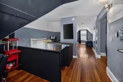 Entry Way - 922 Summit Ave, Cincinnati, OH 45204 photo 7 of 10