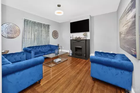 Living - 922 Summit Ave, Cincinnati, OH 45204 photo 1 of 1