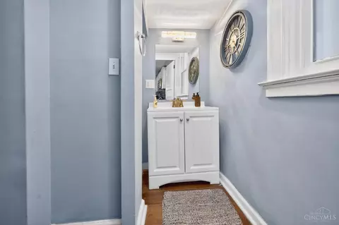 Entry Way - 922 Summit Ave, Cincinnati, OH 45204 photo 3 of 10