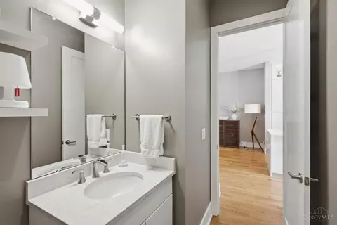 Bath - 1507 Elm St, Cincinnati, OH 45202 photo 1 of 4