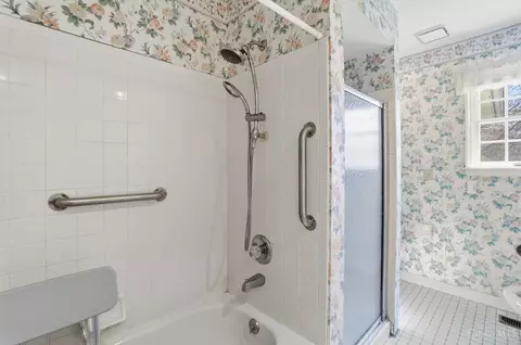 Bath - 4954 Beechwood Rd, Cincinnati, OH 45244 photo 3 of 4
