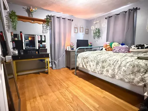 Bedroom - 5545 Maple Grove Ave, Blanchester, OH 45107 photo 6 of 7