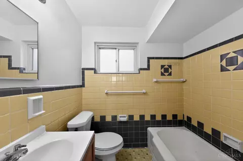 Bath - 700 Wilbud Dr, Cincinnati, OH 45205 photo 1 of 1