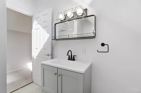 Bath - 1034 Rutledge Ave, Cincinnati, OH 45205 photo 6 of 10